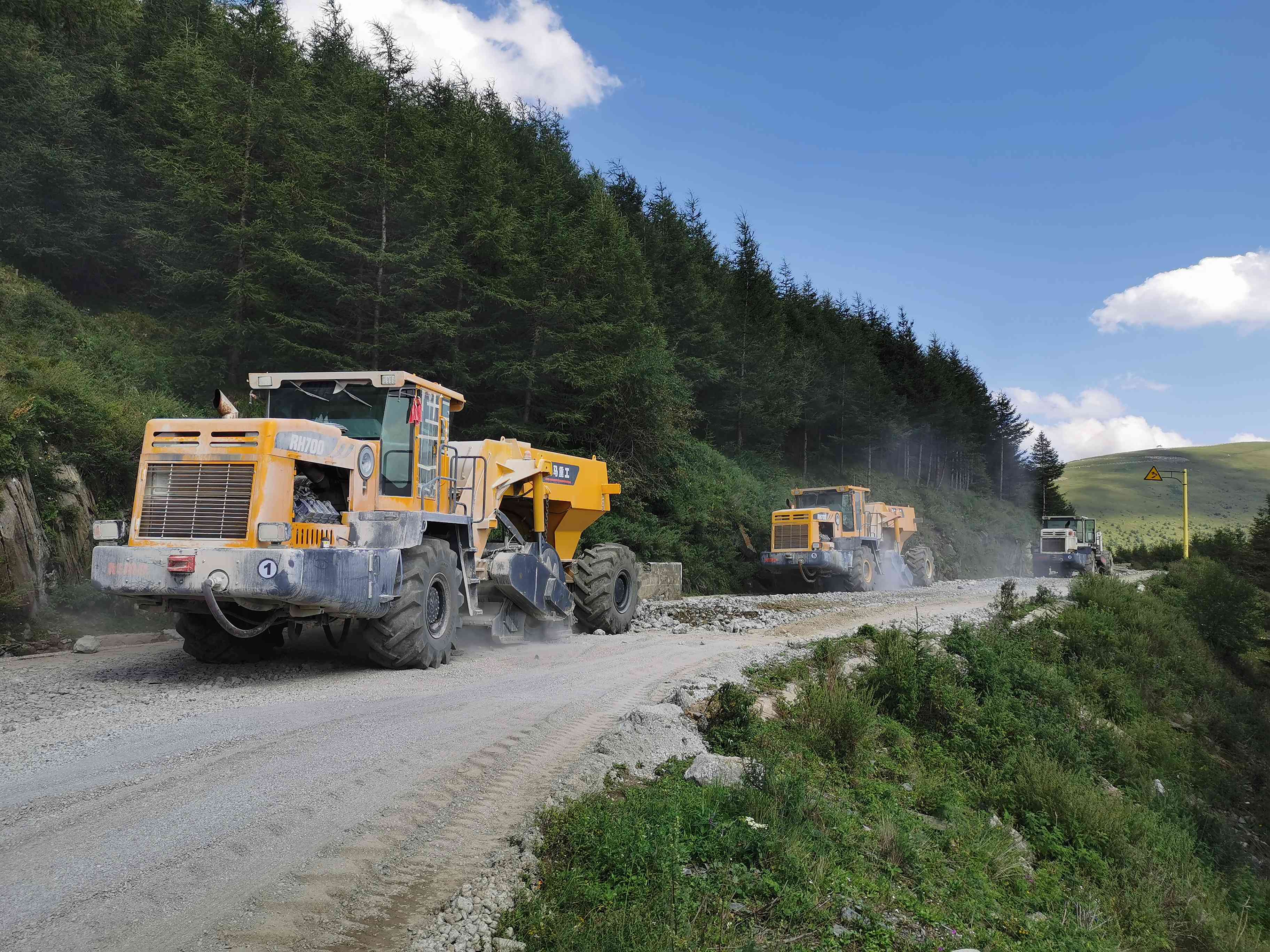 RH700，水泥路面再生機(jī)五臺(tái)山水泥路破碎施工